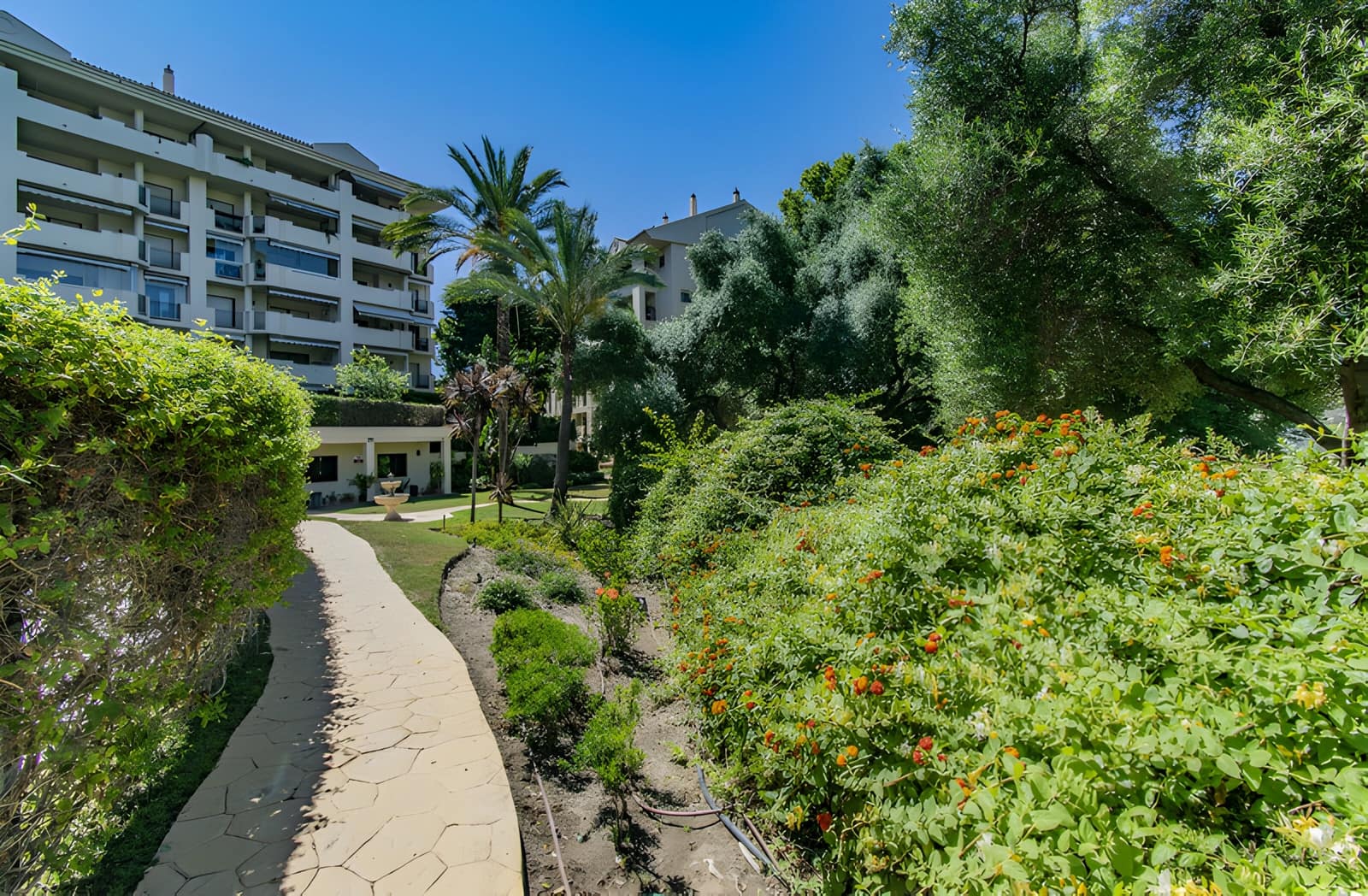 2 soverom Leilighet til salgs i Guadalmina med svømmebasseng garasje - € 435 000 (Ref: 9048579)