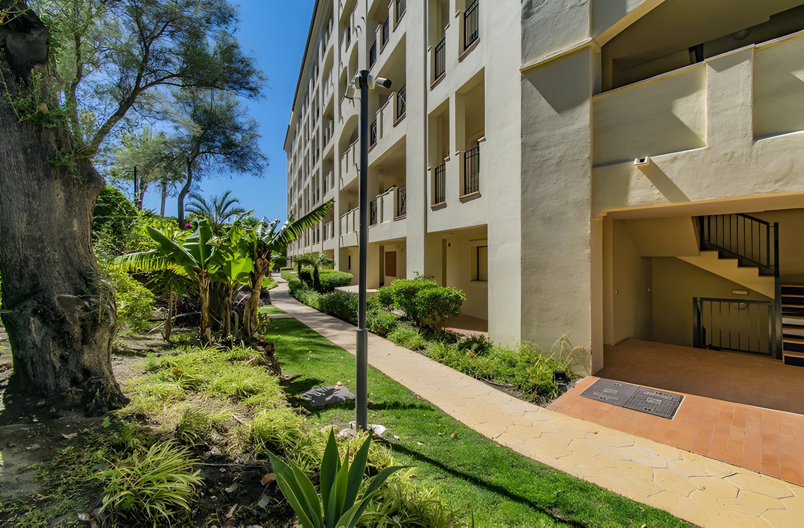 2 soverom Leilighet til salgs i Guadalmina med svømmebasseng garasje - € 435 000 (Ref: 9048579)