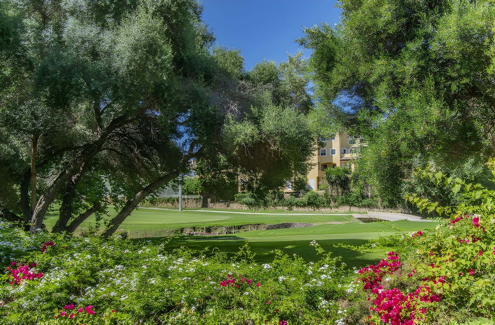 2 soverom Leilighet til salgs i Guadalmina med svømmebasseng garasje - € 435 000 (Ref: 9048579)