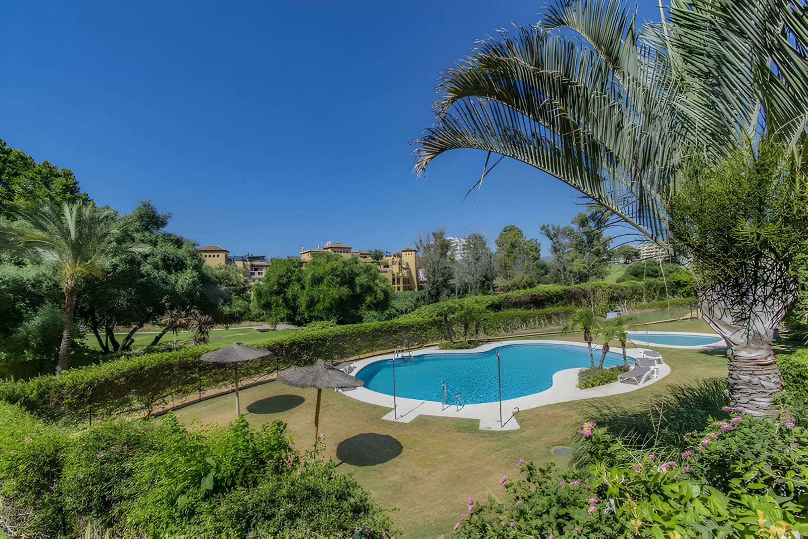 2 soverom Leilighet til salgs i Guadalmina med svømmebasseng garasje - € 435 000 (Ref: 9048579)