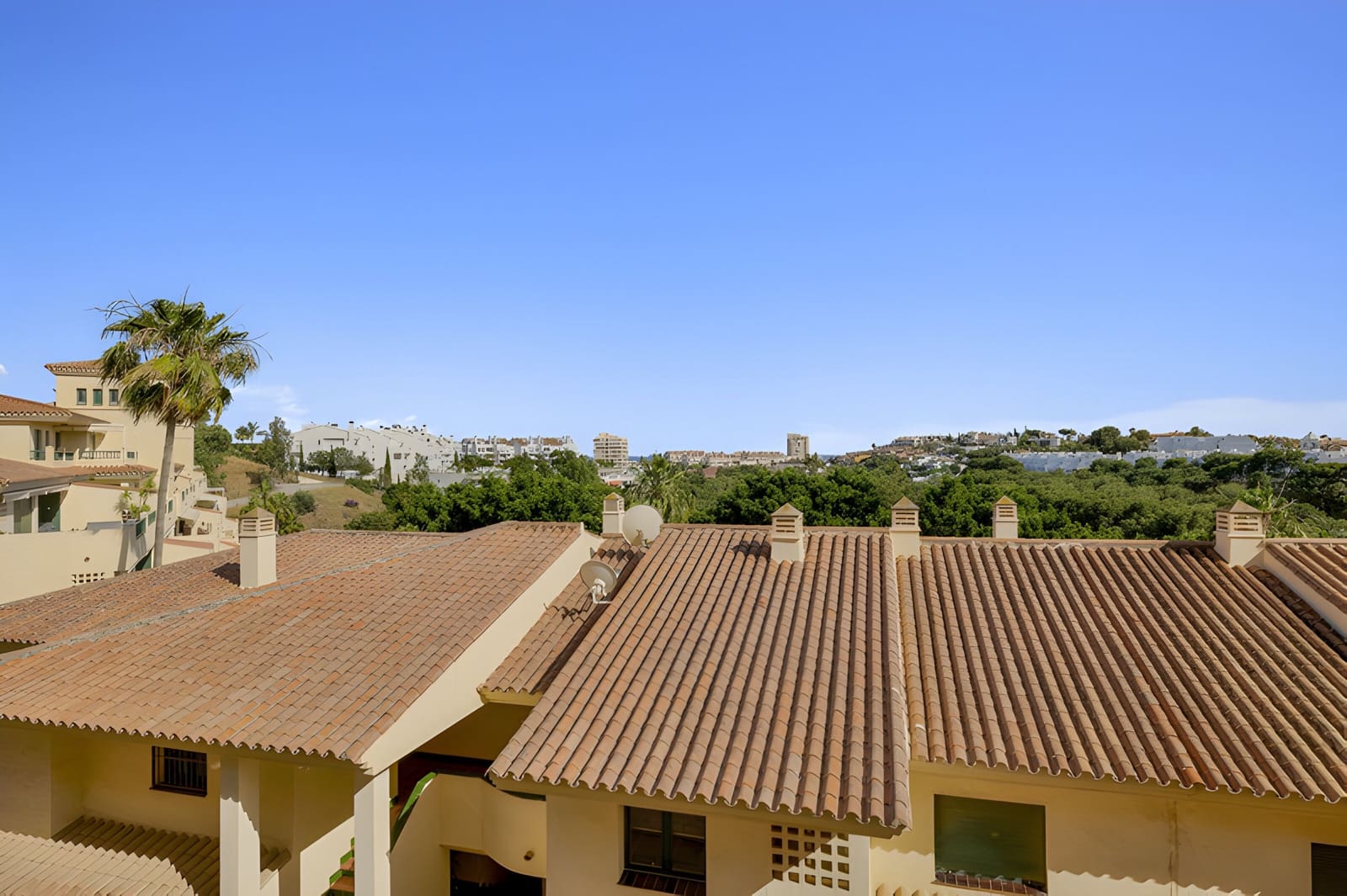 2 slaapkamer Appartement te koop in Torrequebrada met zwembad garage - € 380.000 (Ref: 9048580)