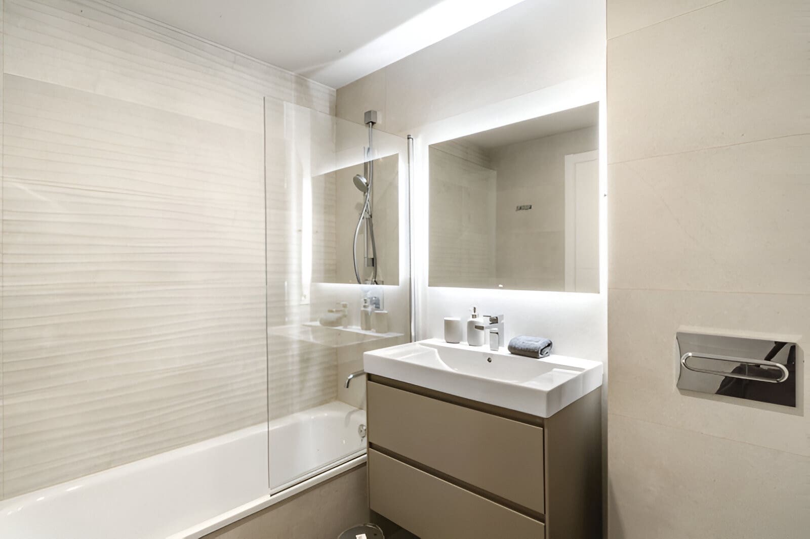 2 bedroom Apartment for sale in Marbella with pool garage - € 597,000 (Ref: 9050858)