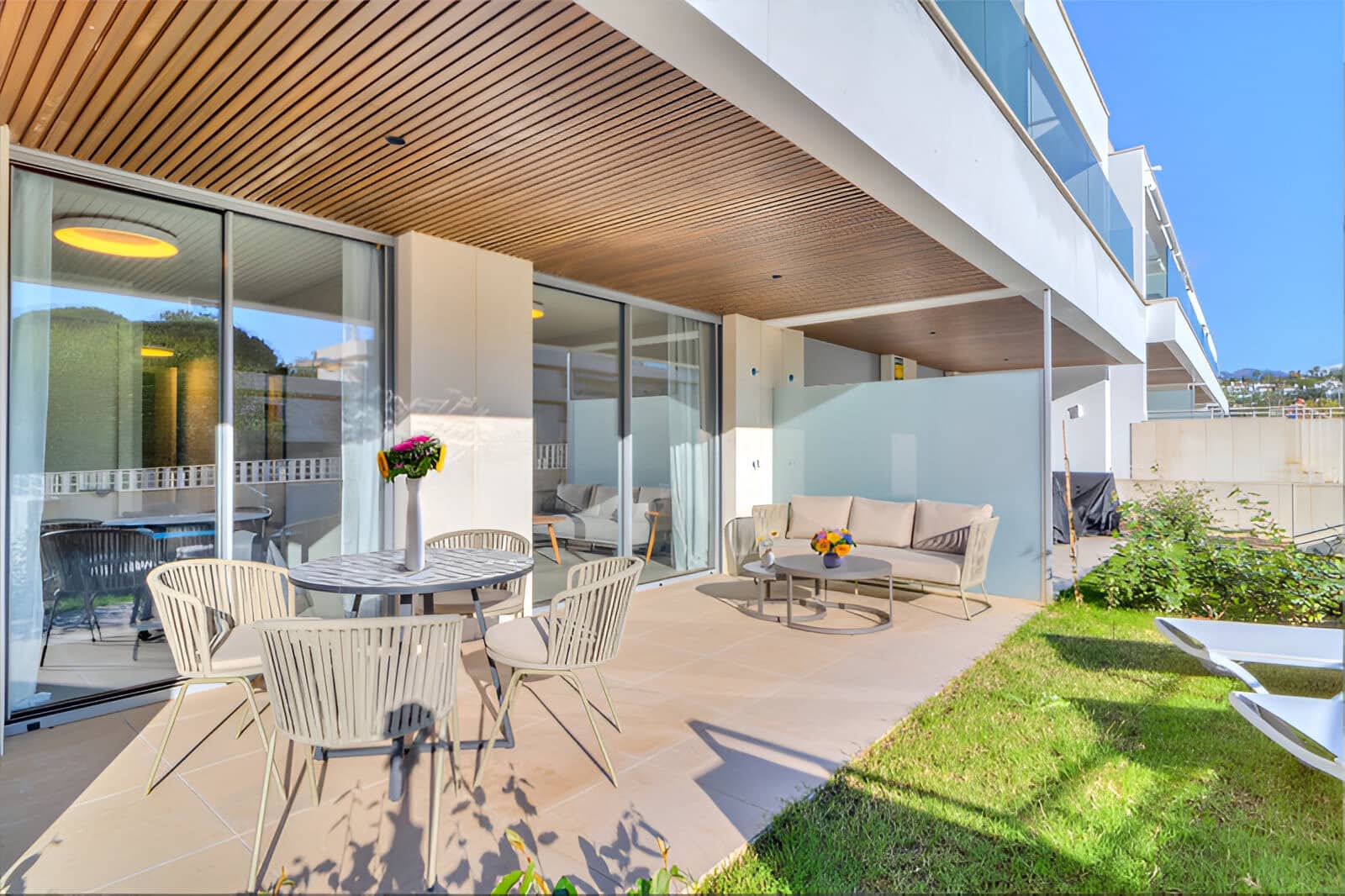 2 bedroom Apartment for sale in Marbella with pool garage - € 597,000 (Ref: 9050858)