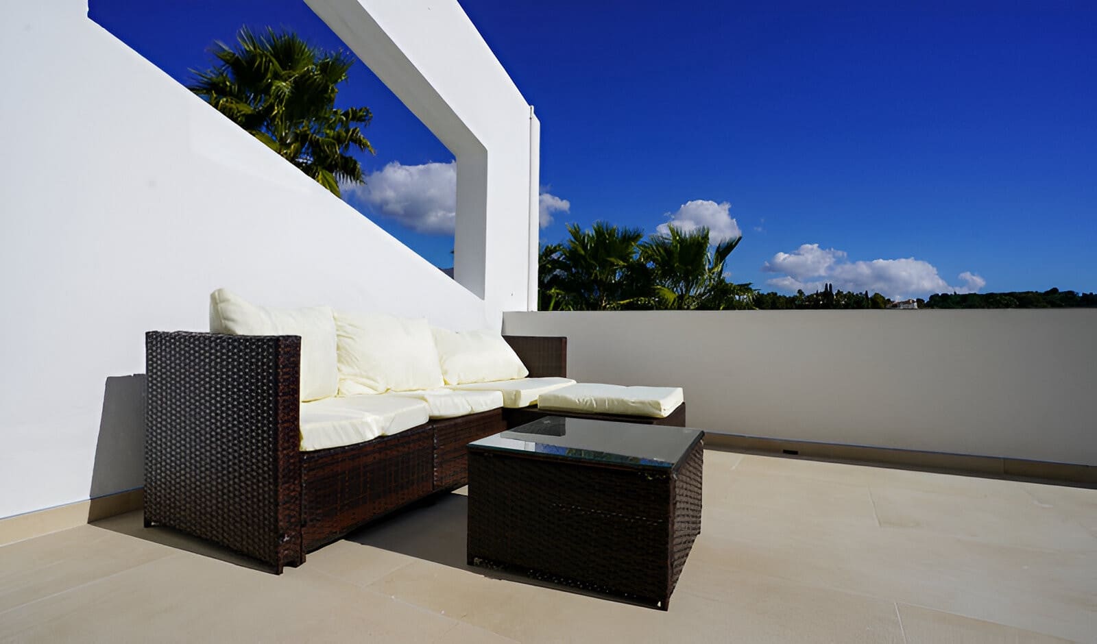 2 bedroom Apartment for sale in Benahavis with pool garage - € 555,000 (Ref: 9050861)