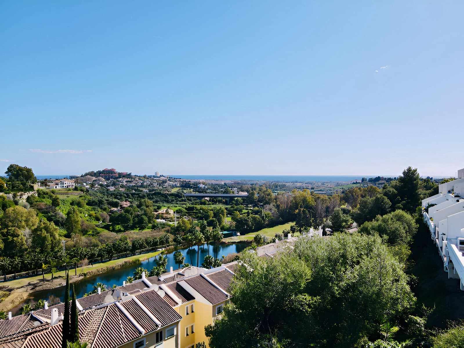 2 bedroom Apartment for sale in Benahavis with pool garage - € 555,000 (Ref: 9050861)