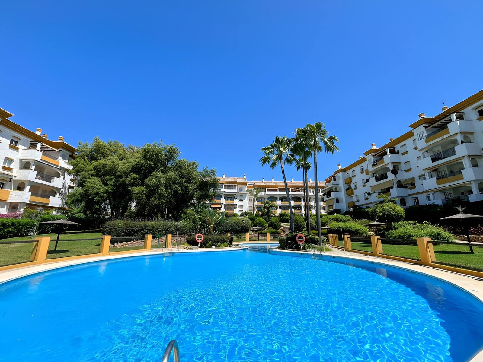 3 makuuhuone Huoneisto myytävänä paikassa Marbella mukana uima-altaan - 450 000 € (Ref: 9050867)