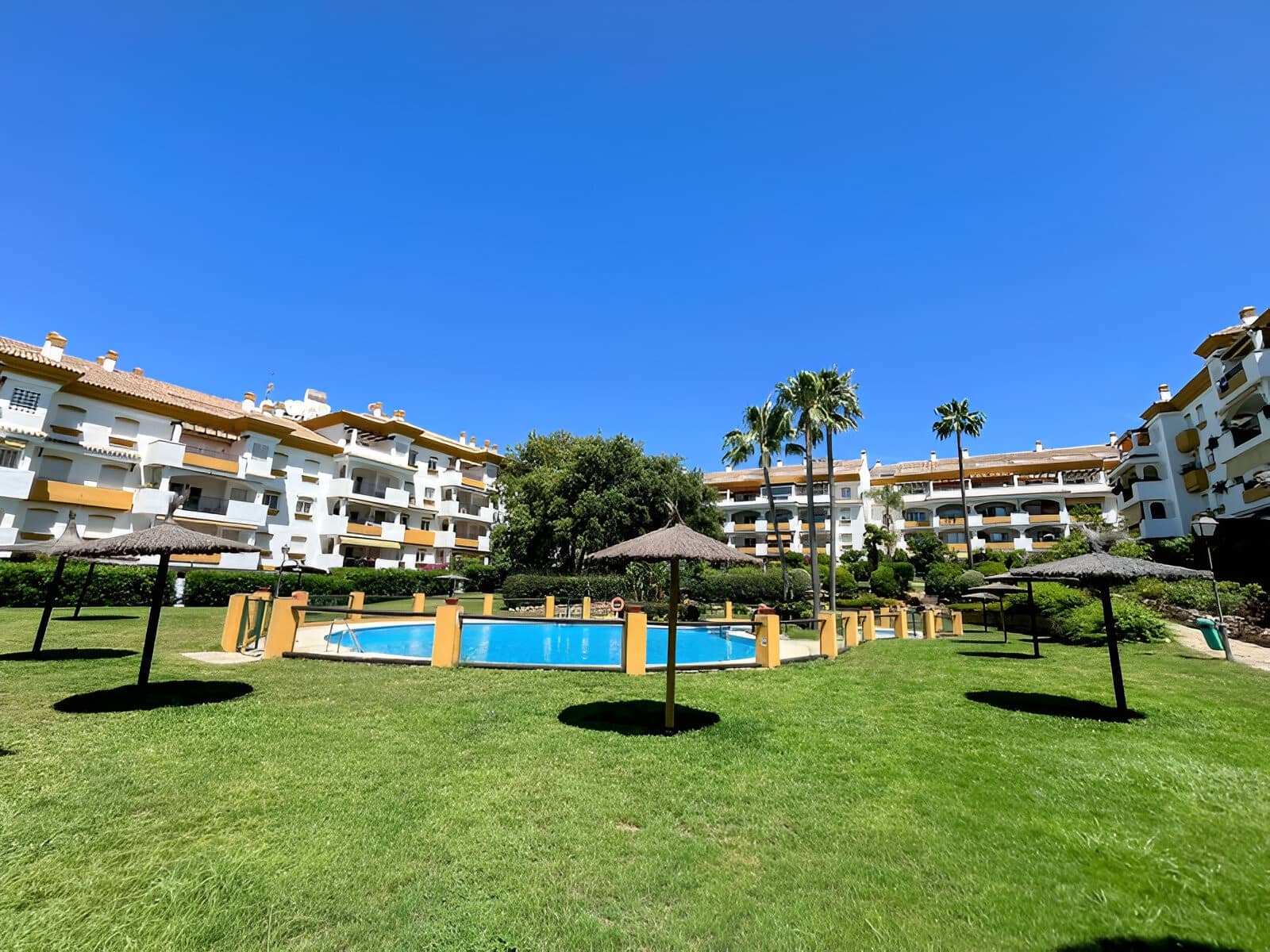 3 makuuhuone Huoneisto myytävänä paikassa Marbella mukana uima-altaan - 450 000 € (Ref: 9050867)