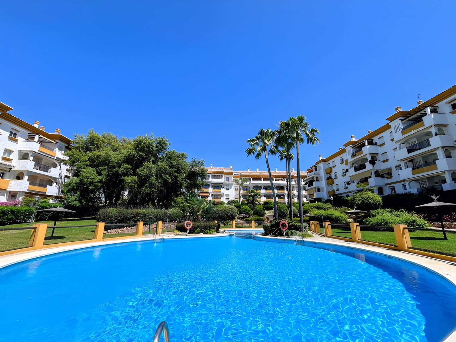 3 makuuhuone Huoneisto myytävänä paikassa Marbella mukana uima-altaan - 450 000 € (Ref: 9050867)