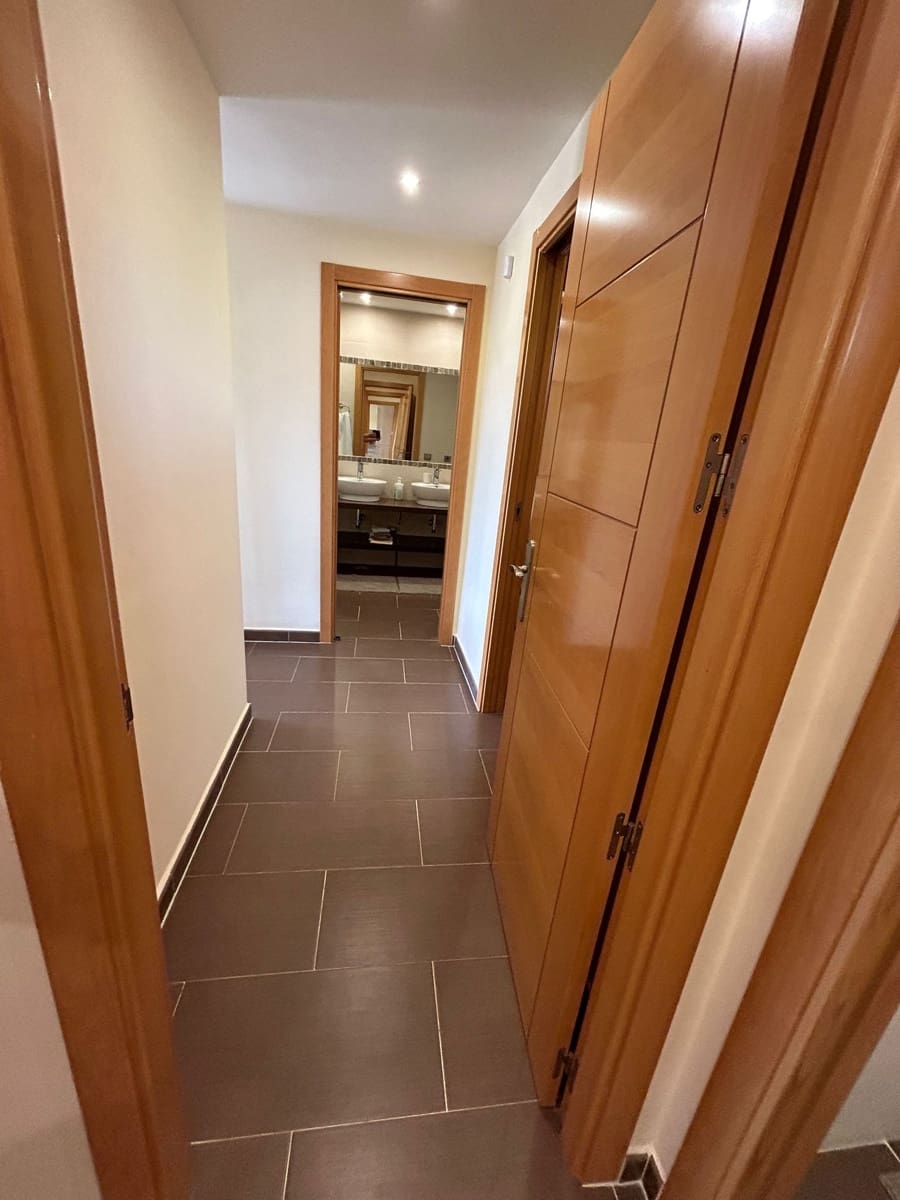 2 bedroom Apartment for sale in Estepona with garage - € 310,000 (Ref: 9065007)