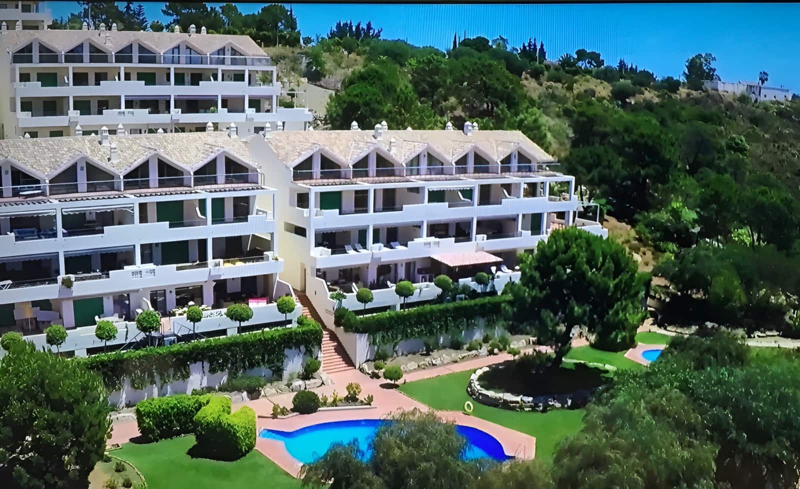 2 bedroom Apartment for sale in Estepona with garage - € 310,000 (Ref: 9065007)