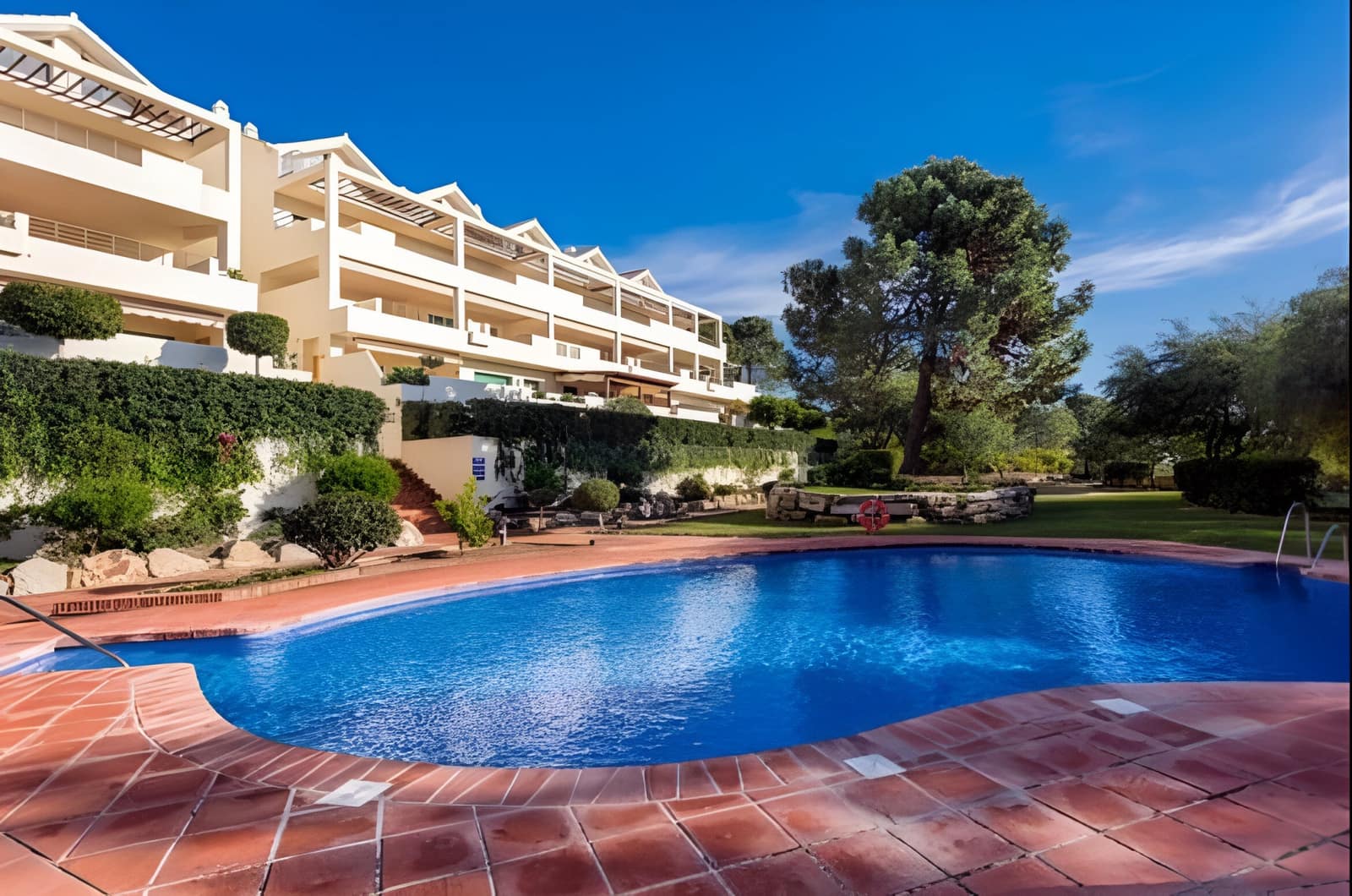 2 bedroom Apartment for sale in Estepona with garage - € 310,000 (Ref: 9065007)