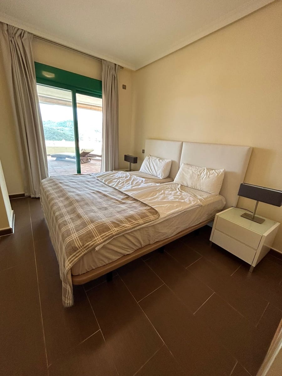 2 bedroom Apartment for sale in Estepona with garage - € 310,000 (Ref: 9065007)