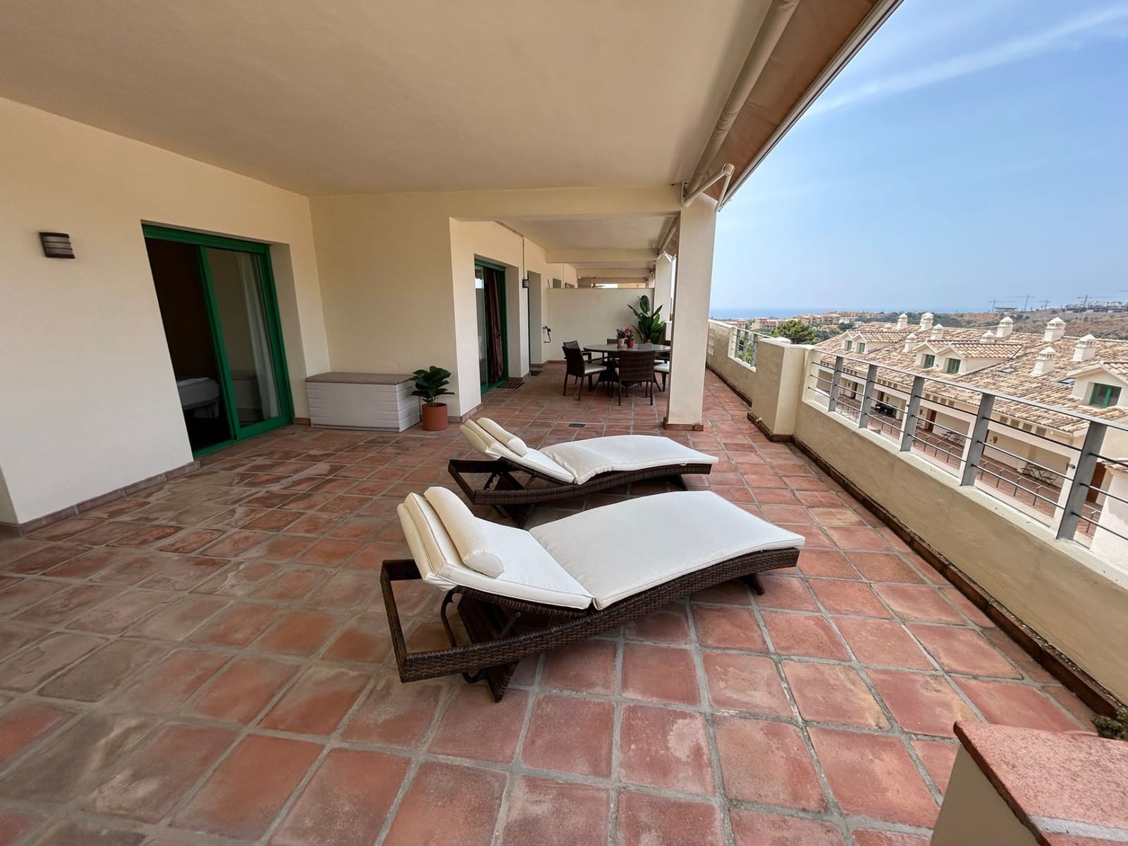 2 bedroom Apartment for sale in Estepona with garage - € 310,000 (Ref: 9065007)