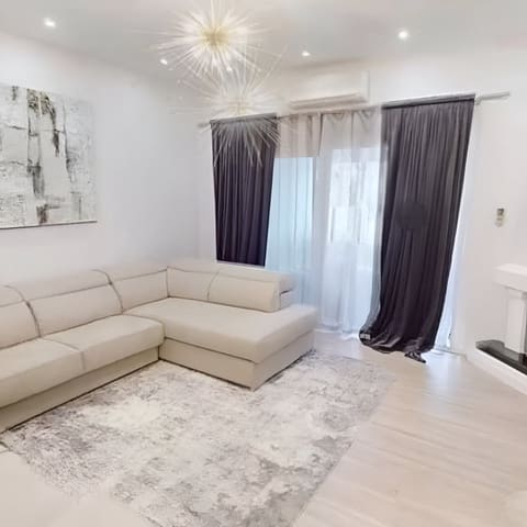 2 sypialnia Dom na sprzedaż w El Paraiso, Estepona z basenem garażem - 405 000 € (Ref: 9065008)