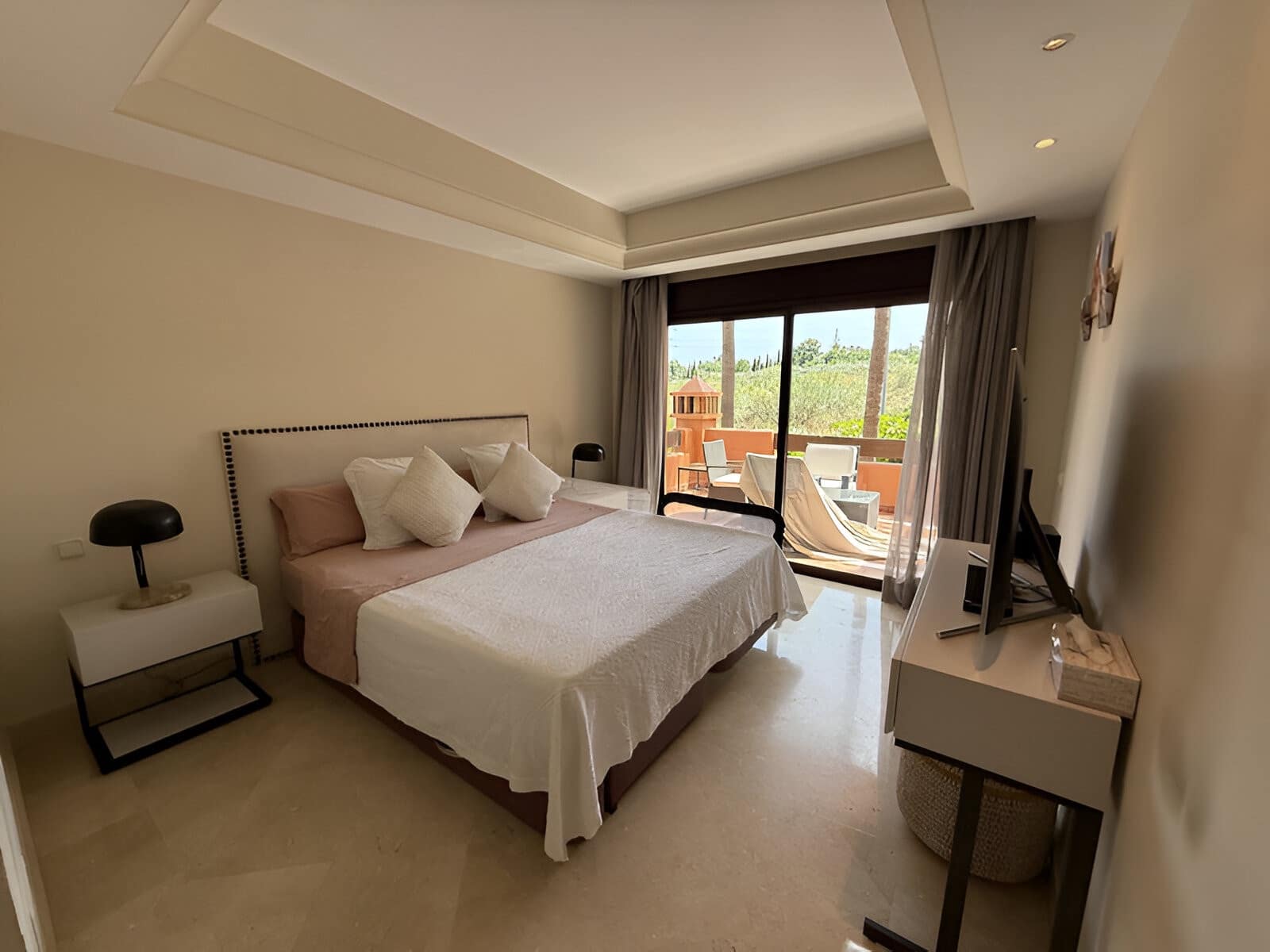 3 sypialnia Apartament na sprzedaż w Puerto Banus z basenem garażem - 1 200 000 € (Ref: 9136953)