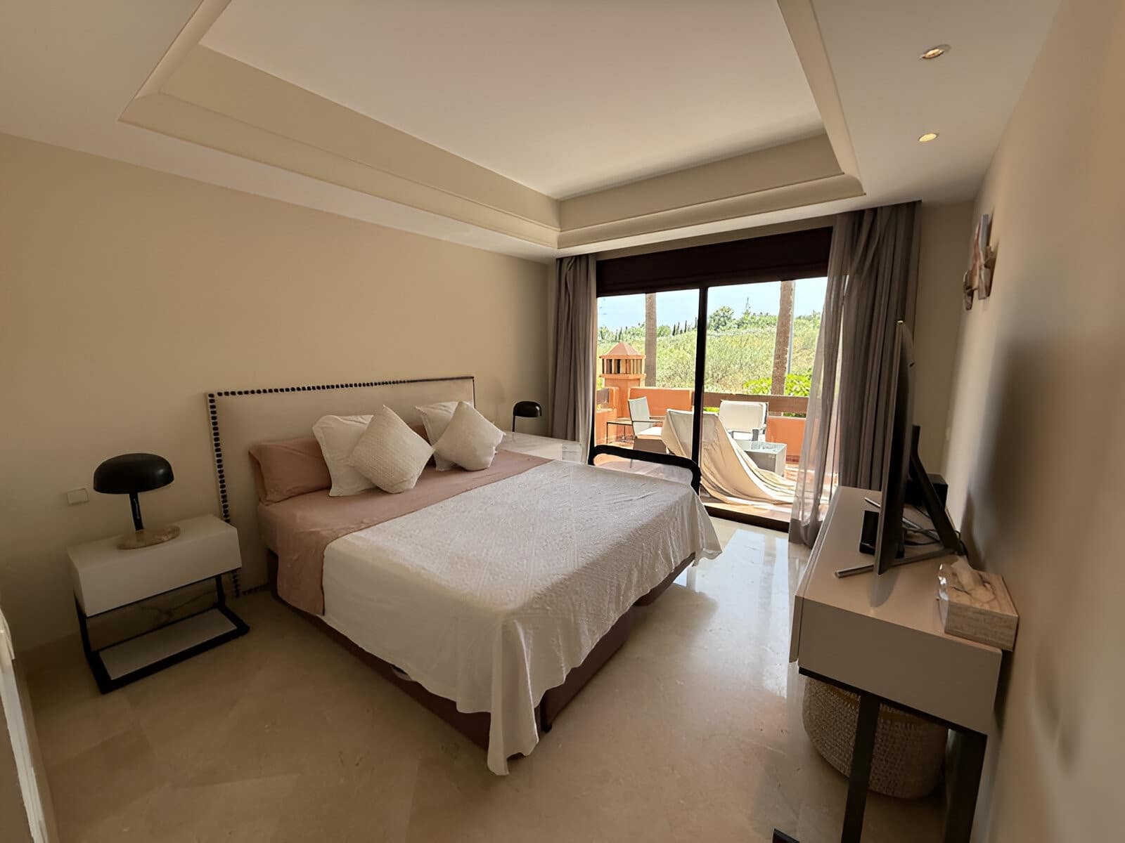 3 sypialnia Apartament na sprzedaż w Puerto Banus z basenem garażem - 1 200 000 € (Ref: 9136953)