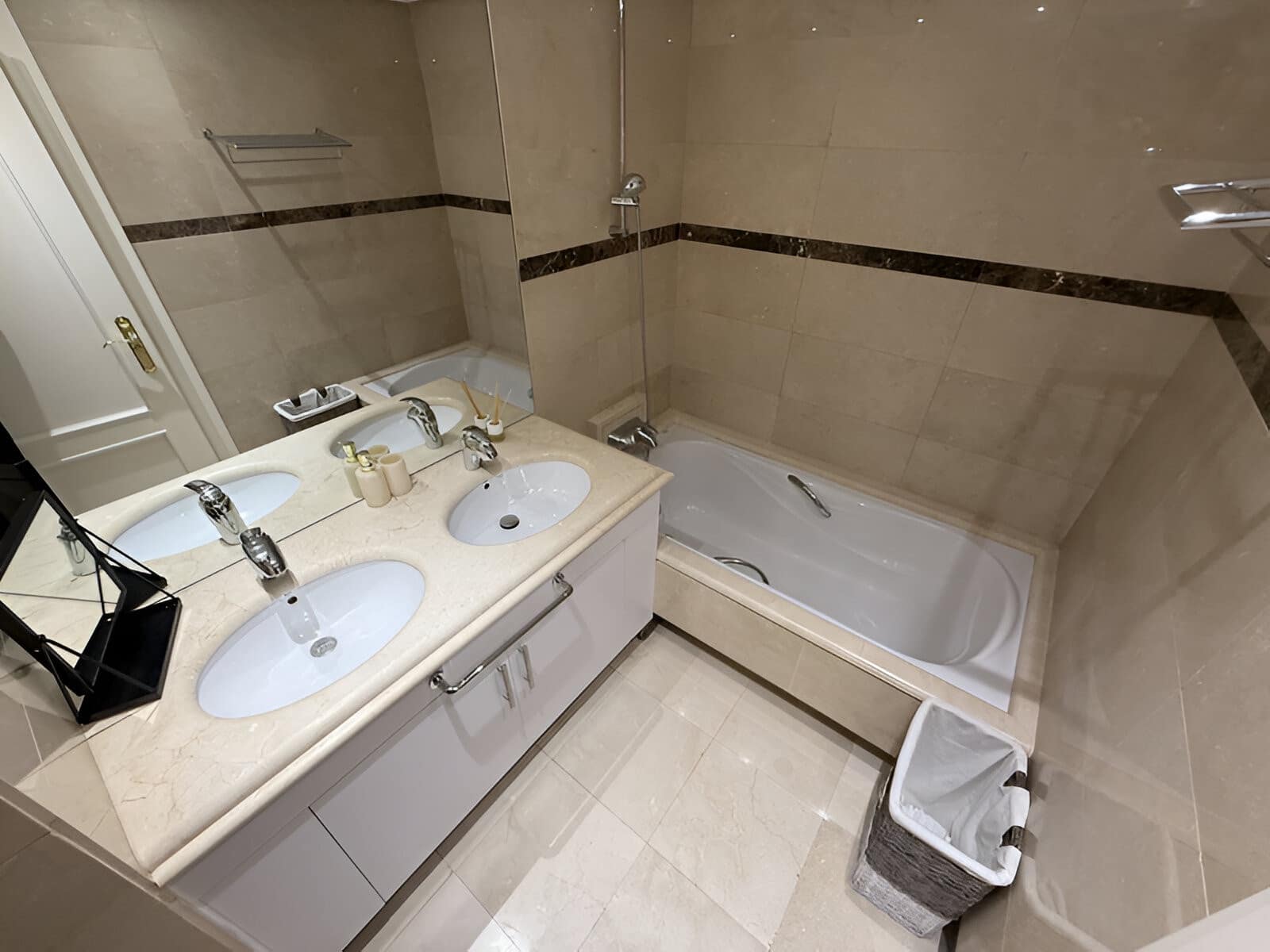 3 sypialnia Apartament na sprzedaż w Puerto Banus z basenem garażem - 1 200 000 € (Ref: 9136953)