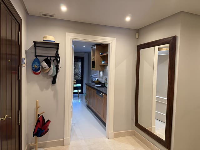 3 sypialnia Apartament na sprzedaż w Puerto Banus, Marbella z basenem garażem - 1 200 000 € (Ref: 9136953)