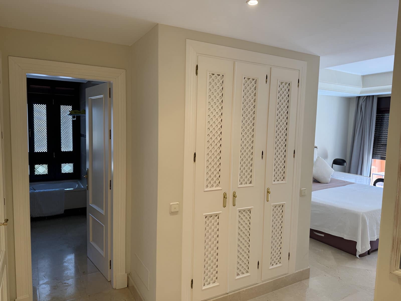 3 sypialnia Apartament na sprzedaż w Puerto Banus z basenem garażem - 1 200 000 € (Ref: 9136953)