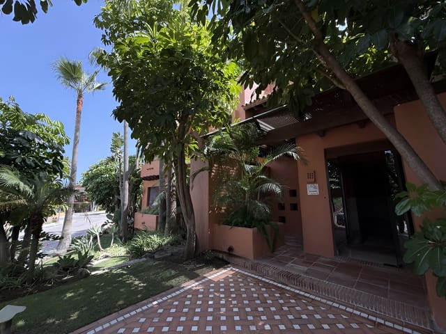 3 sypialnia Apartament na sprzedaż w Puerto Banus, Marbella z basenem garażem - 1 200 000 € (Ref: 9136953)
