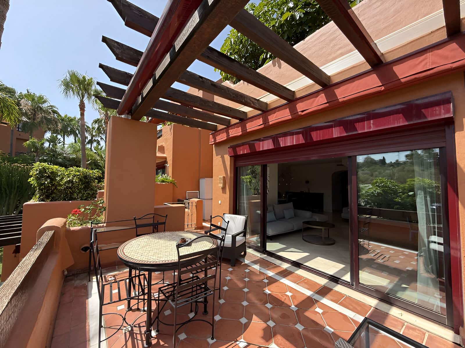 3 sypialnia Apartament na sprzedaż w Puerto Banus z basenem garażem - 1 200 000 € (Ref: 9136953)