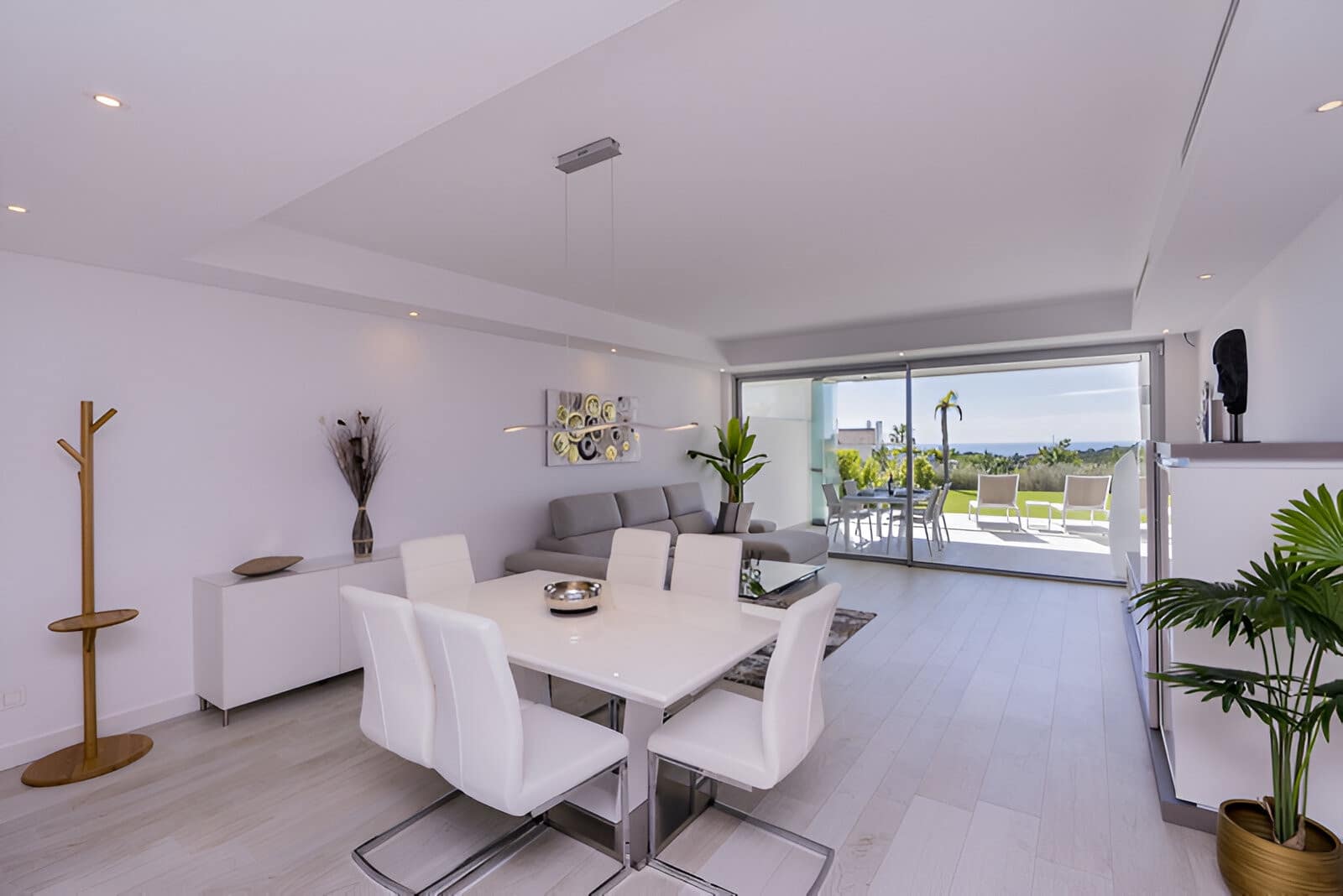2 bedroom Apartment for sale in Estepona with pool garage - € 589,000 (Ref: 9146902)