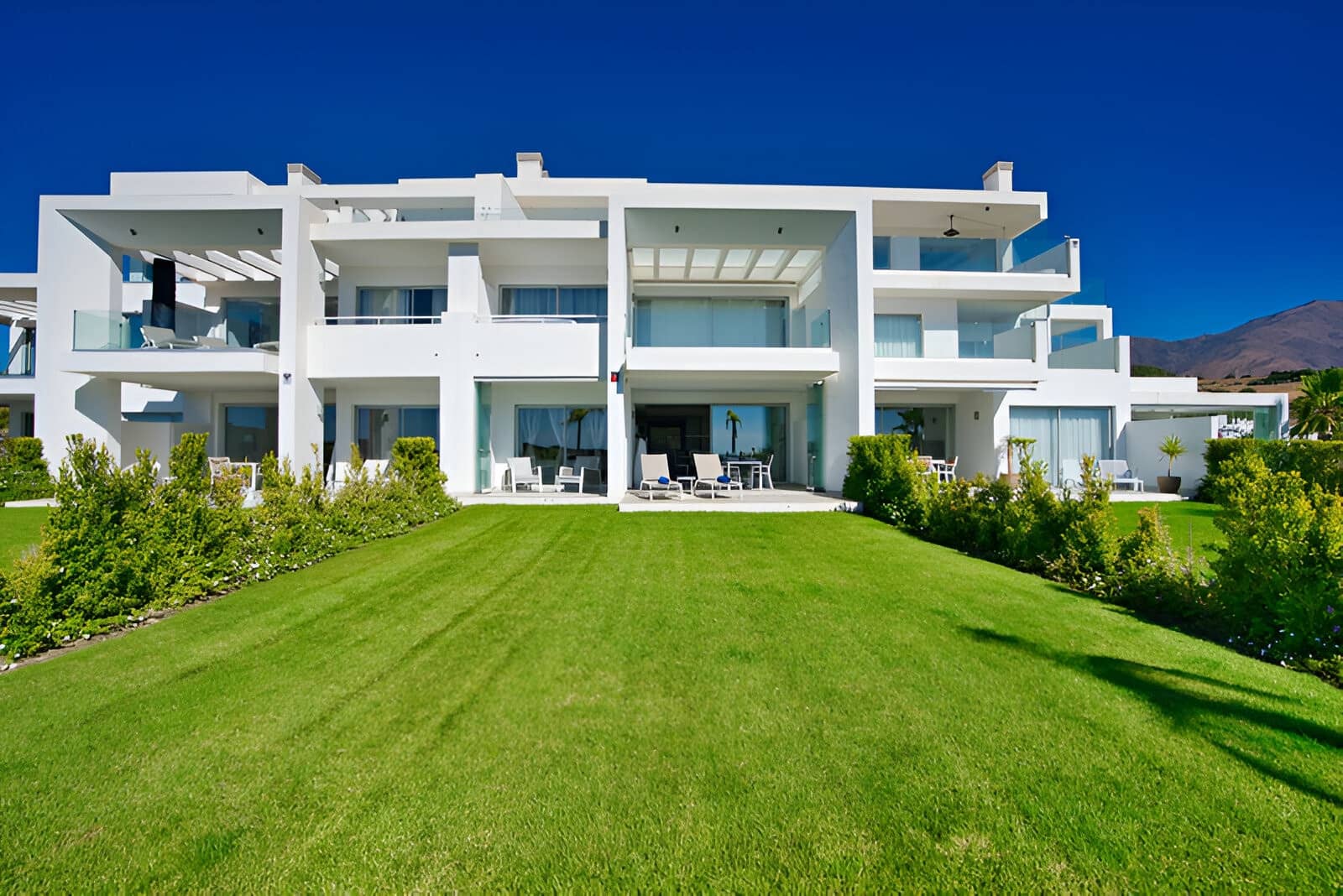 2 bedroom Apartment for sale in Estepona with pool garage - € 589,000 (Ref: 9146902)