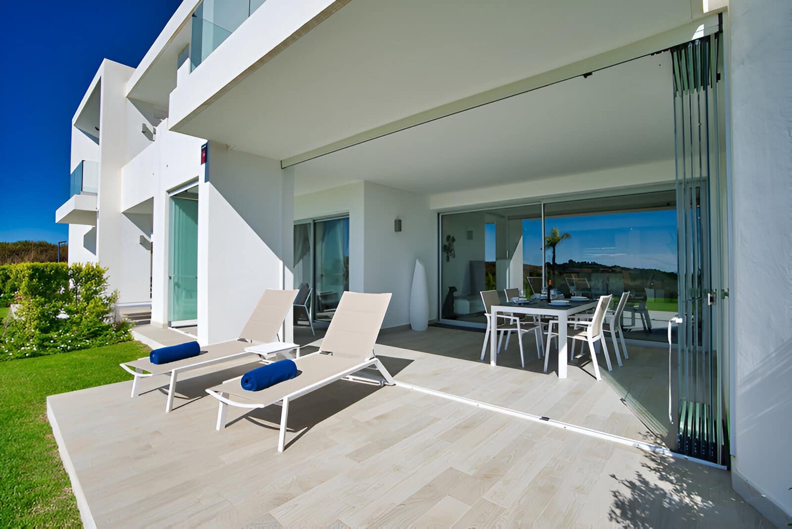 2 bedroom Apartment for sale in Estepona with pool garage - € 589,000 (Ref: 9146902)