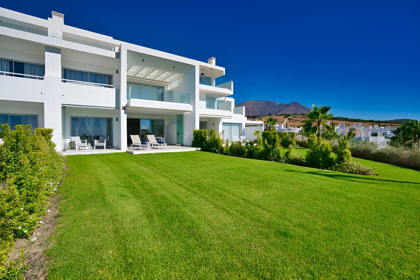 2 bedroom Apartment for sale in Estepona with pool garage - € 589,000 (Ref: 9146902)