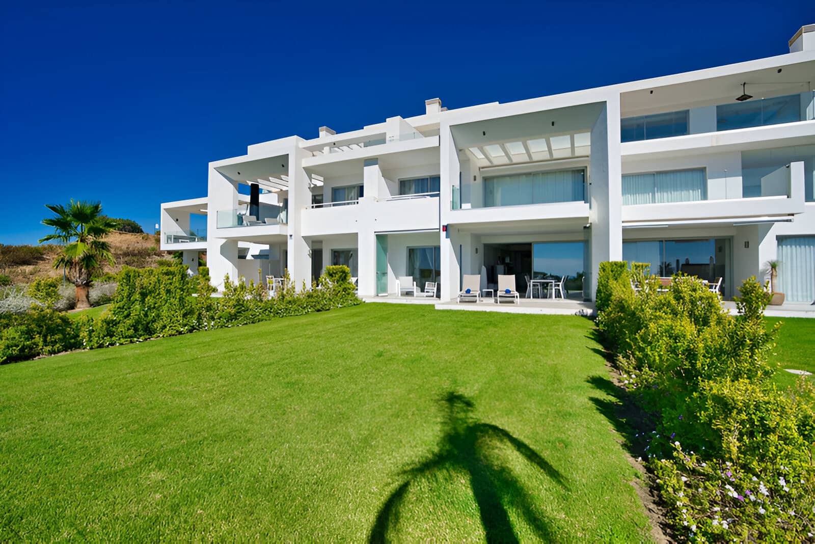 2 bedroom Apartment for sale in Estepona with pool garage - € 589,000 (Ref: 9146902)