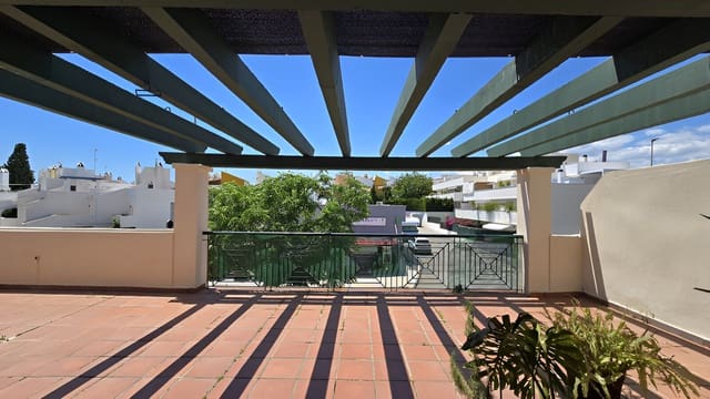 3 makuuhuone Huoneisto myytävänä paikassa Nueva Andalucia, Marbella mukana uima-altaan 
autotalli - 510 000 € (Ref: 9146903)