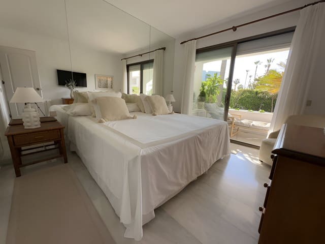 2 soveværelse Lejlighed til salg i Puerto Banus, Marbella med swimmingpool garage - € 850.000 (Ref: 9149020)