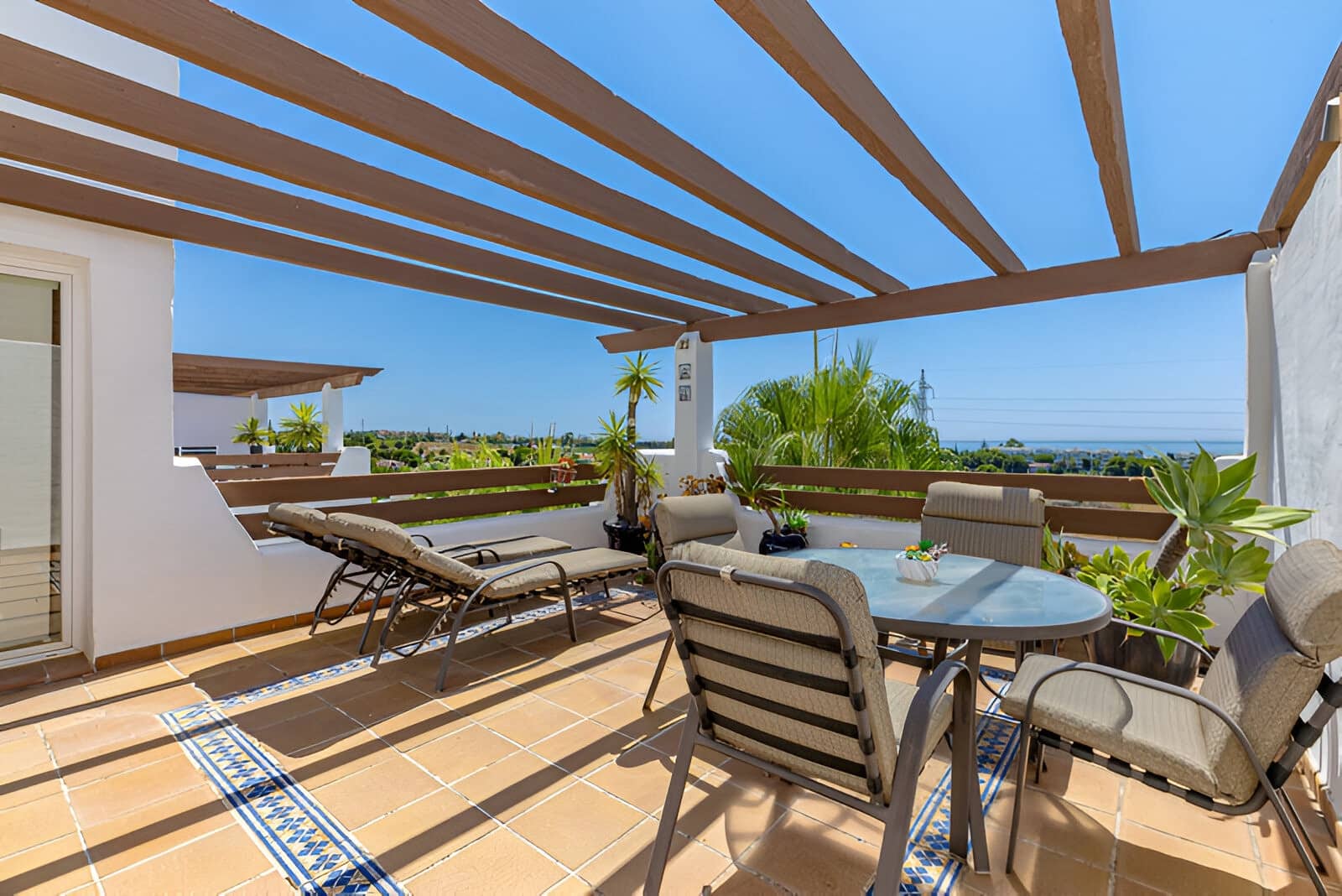 2 makuuhuone Kattohuoneisto myytävänä paikassa New Golden Mile mukana uima-altaan 
autotalli - 389 000 € (Ref: 9151786)