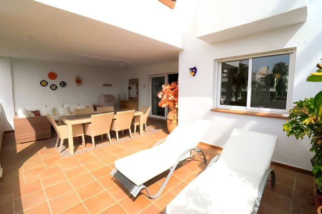 Apartamento de 2 habitaciones en Selwo, Estepona en venta con piscina garaje - 355.000 € (Ref: 9151787)