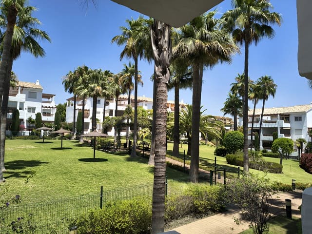 Apartamento de 2 habitaciones en Selwo, Estepona en venta con piscina garaje - 355.000 € (Ref: 9151787)
