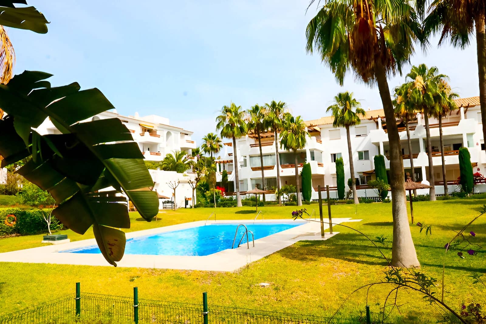 Apartamento de 2 habitaciones en New Golden Mile en venta con piscina garaje - 355.000 € (Ref: 9151787)