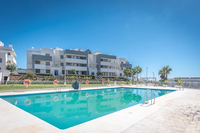 Apartamento de 2 habitaciones en Estepona en venta con piscina garaje - 319.000 € (Ref: 9246518)