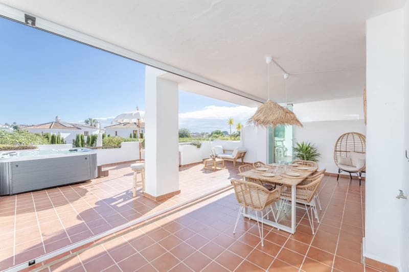 2 bedroom Apartment for sale in Estepona with pool garage - € 390,000 (Ref: 9276033)