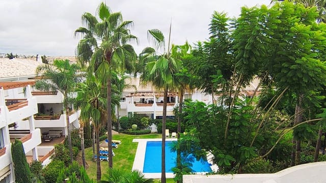 Apartamento de 2 habitaciones en Selwo, Estepona en venta con piscina garaje - 349.000 € (Ref: 9455973)