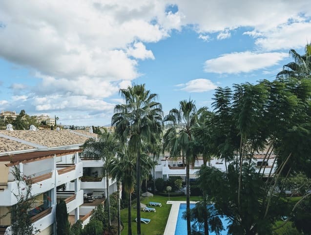 Apartamento de 2 habitaciones en Selwo, Estepona en venta con piscina garaje - 349.000 € (Ref: 9455973)