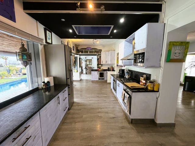 5 Zimmer Villa zu verkaufen in Estepona Golf, Estepona mit Pool Garage - 794.000 € (Ref: 9568269)