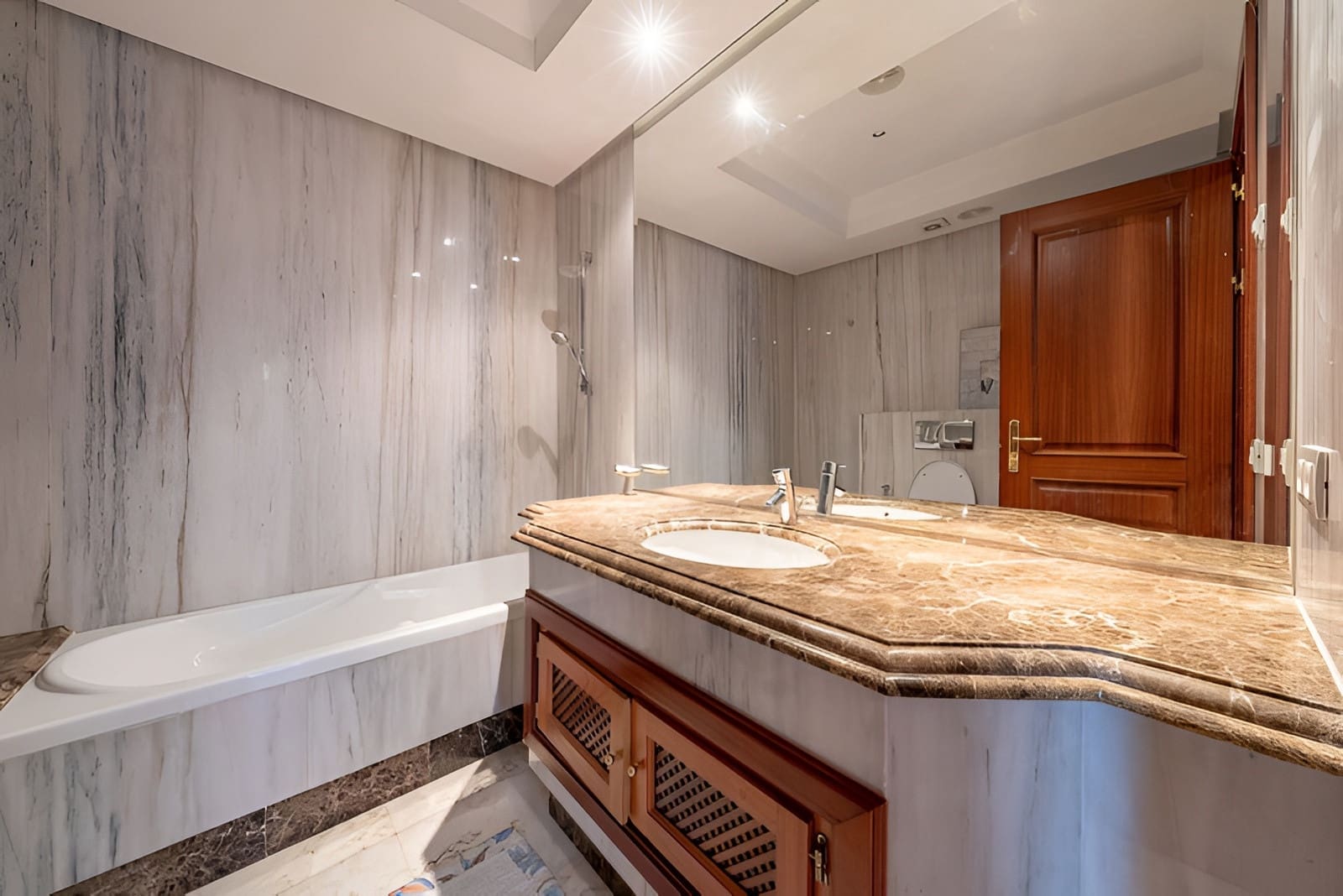 Apartamento de 3 habitaciones en New Golden Mile en venta con piscina garaje - 825.000 € (Ref: 9698157)