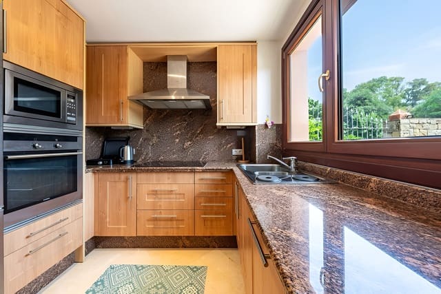 3 chambre Appartement à vendre à New Golden Mile, Estepona avec piscine garage - 825 000 € (Ref: 9698157)