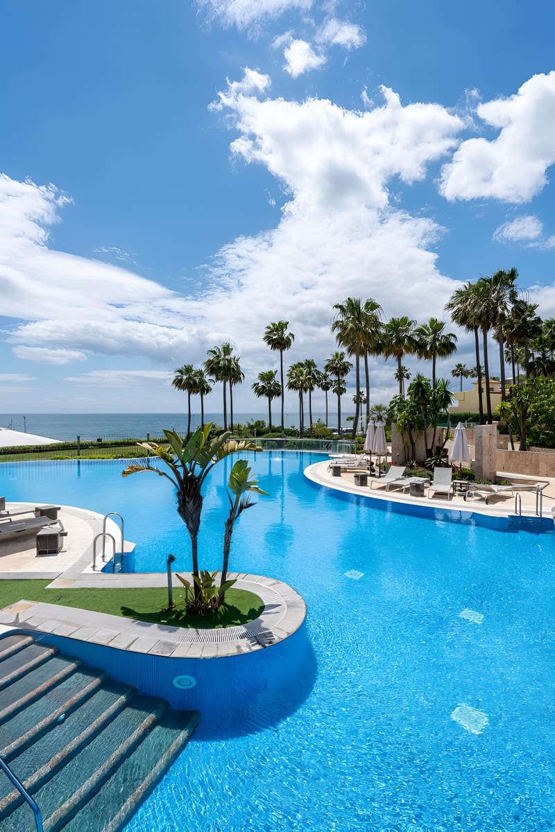 Apartamento de 3 habitaciones en New Golden Mile en venta con piscina garaje - 825.000 € (Ref: 9698157)