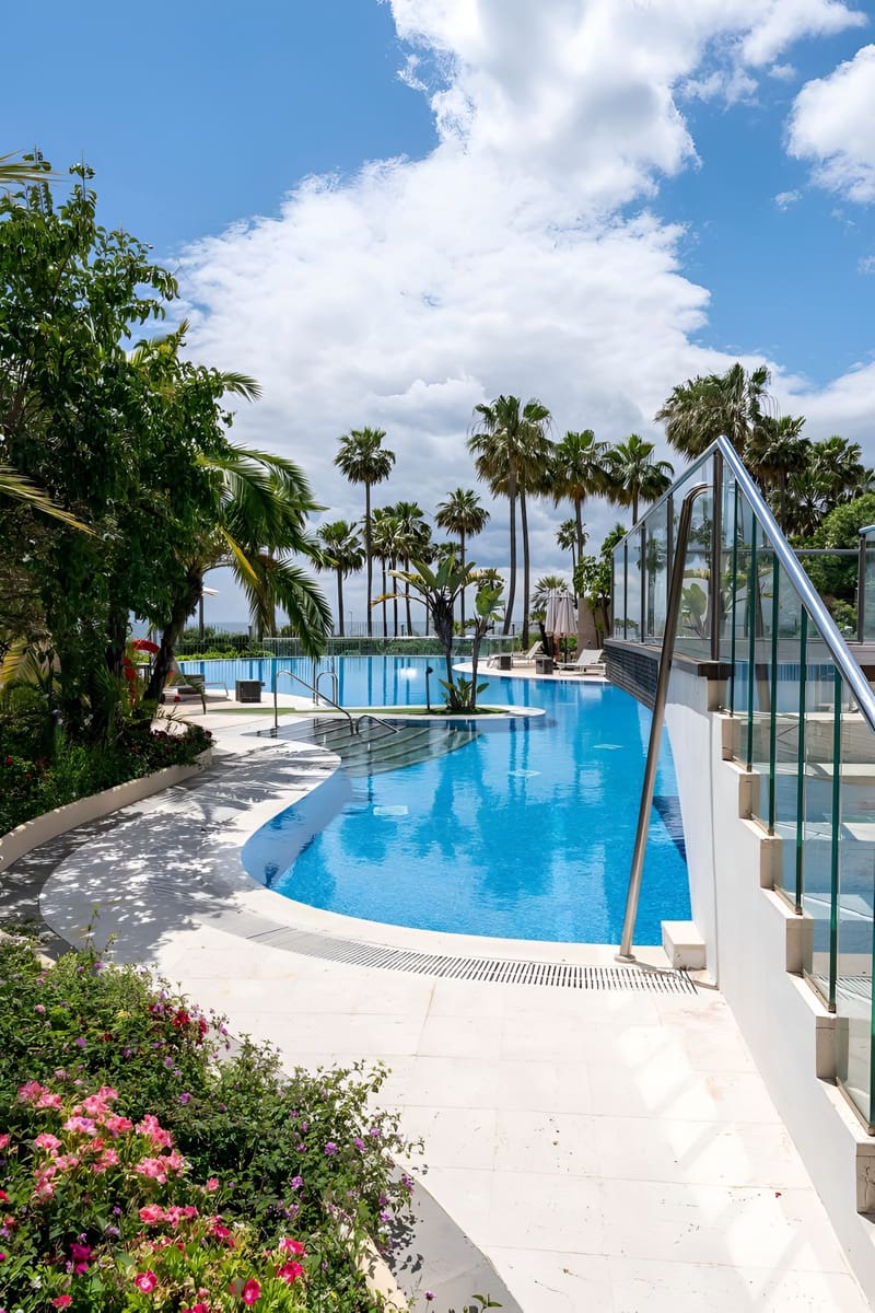 Apartamento de 3 habitaciones en New Golden Mile en venta con piscina garaje - 825.000 € (Ref: 9698157)