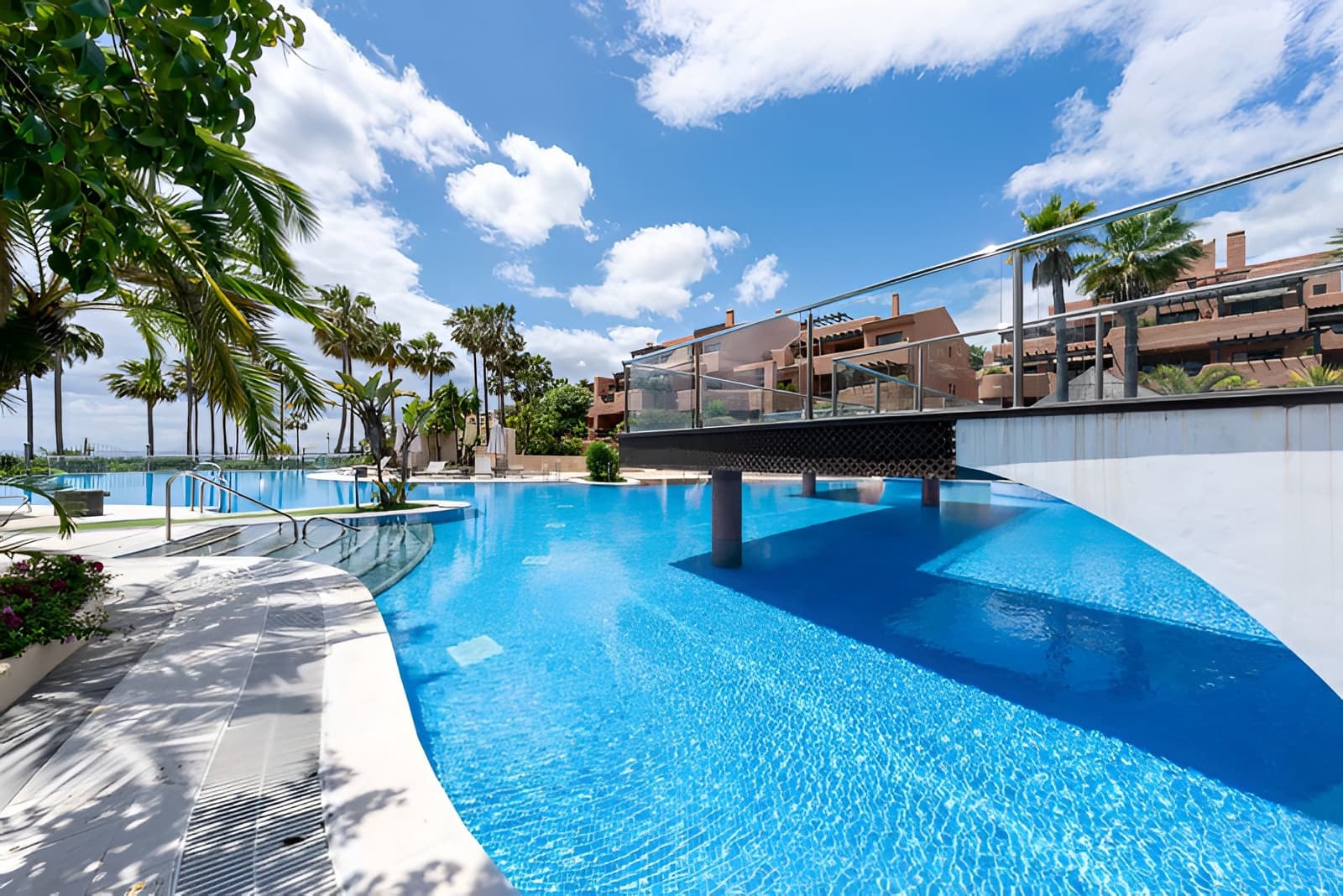 Apartamento de 3 habitaciones en New Golden Mile en venta con piscina garaje - 825.000 € (Ref: 9698157)