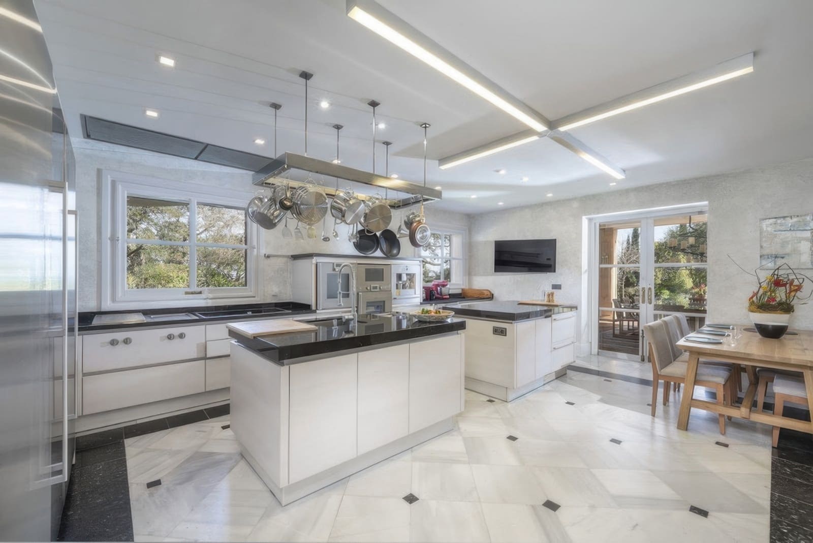 6 bedroom Villa for sale in San Roque with pool garage - € 4,700,000 (Ref: 9701443)