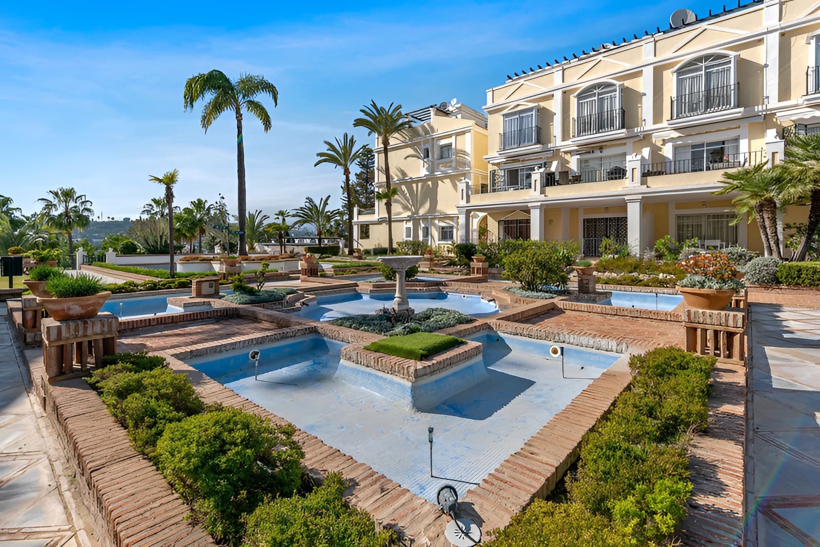 3 bedroom Apartment for sale in Marbella with pool garage - € 699,000 (Ref: 9726478)