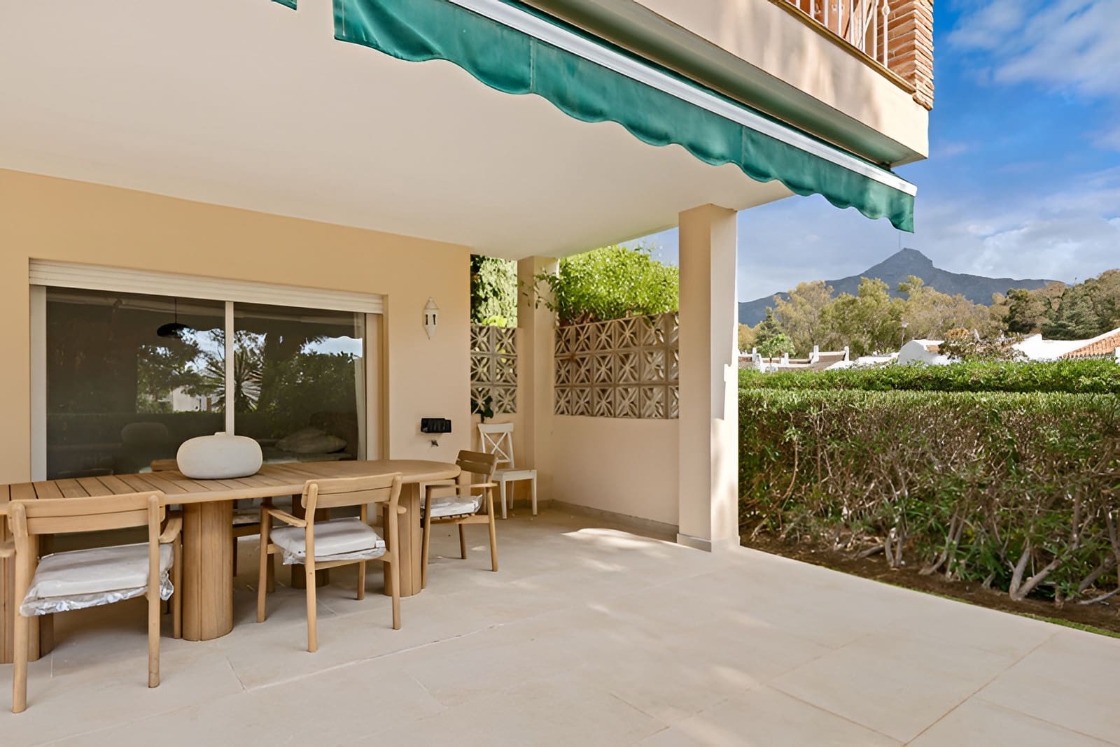 3 bedroom Apartment for sale in Nueva Andalucia with pool garage - € 699,000 (Ref: 9726479)