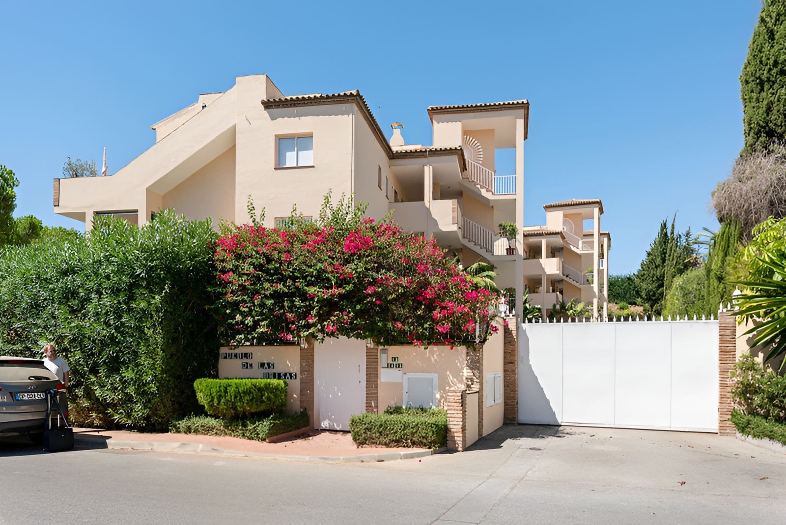 3 bedroom Apartment for sale in Nueva Andalucia with pool garage - € 699,000 (Ref: 9726479)